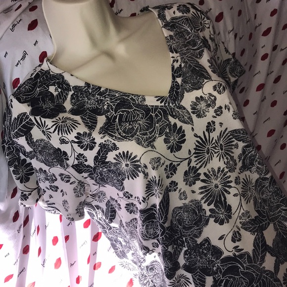 LuLaRoe S black and white floral v neck tee 💕 - Picture 2 of 4